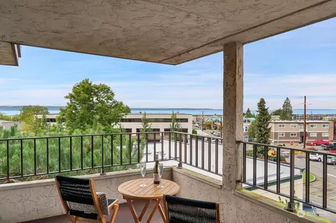 518 Bell St #302, Edmonds, WA 98020