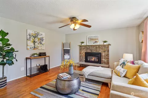 Living - 611 Kansas St SW, Orting, WA 98360 photo 2 of 4