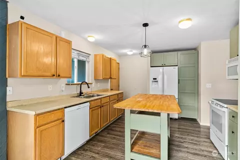 Kitchen - 5500 Parker Rd E, Sumner, WA 98390 photo 1 of 3