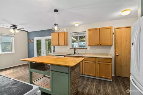 Kitchen - 5500 Parker Rd E, Sumner, WA 98390 photo 3 of 3
