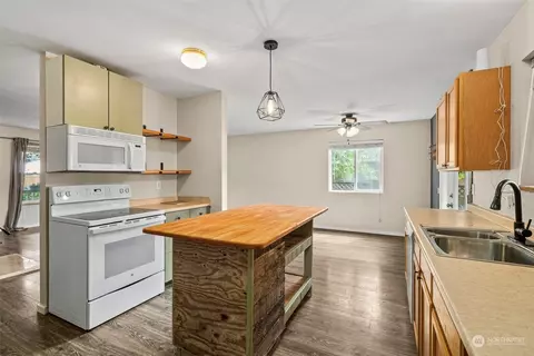 Kitchen - 5500 Parker Rd E, Sumner, WA 98390 photo 2 of 3