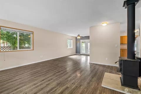 Living - 5500 Parker Rd E, Sumner, WA 98390 photo 2 of 2