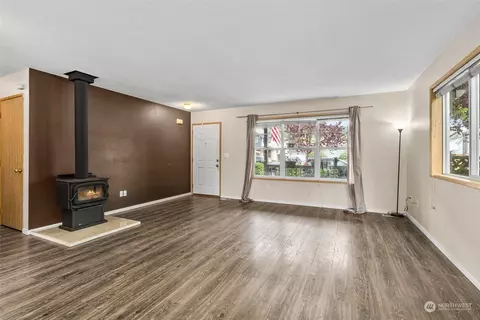 Living - 5500 Parker Rd E, Sumner, WA 98390 photo 1 of 2