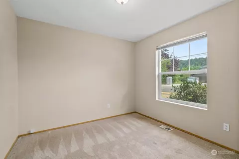 Bedroom - 5500 Parker Rd E, Sumner, WA 98390 photo 3 of 3