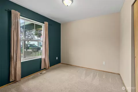Bedroom - 5500 Parker Rd E, Sumner, WA 98390 photo 2 of 3