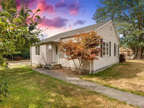 218 18th St NW, Puyallup, WA 98371