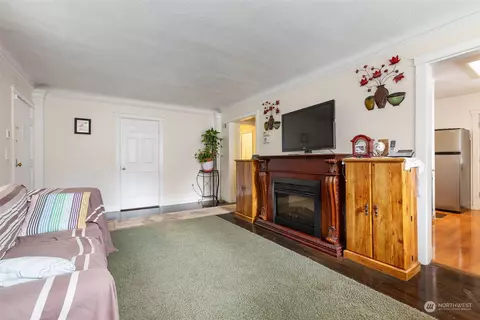 Living - 5625 Fleming St, Everett, WA 98203 photo 1 of 2