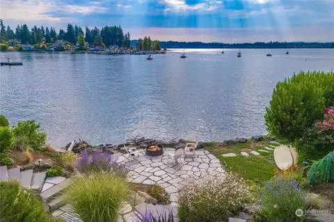 425 76th Ave NE, Olympia, WA 98506