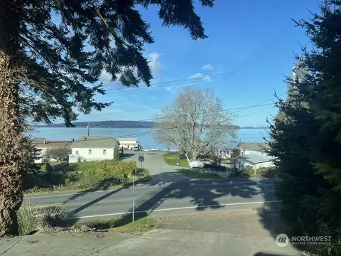 102 E North Camano Dr, Camano Island, WA 98282