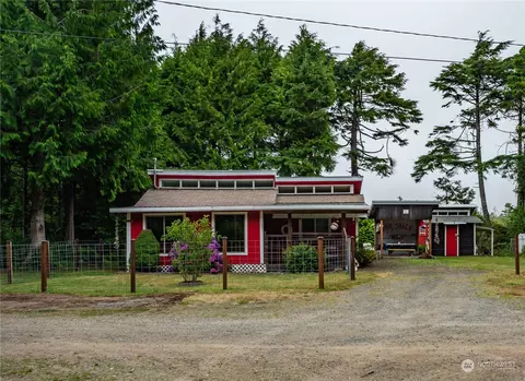 17 Campbell Ln, Pacific Beach, WA 98571