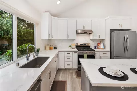 Kitchen - 15422 33rd Ave SE, Mill Creek, WA 98012 photo 4 of 5