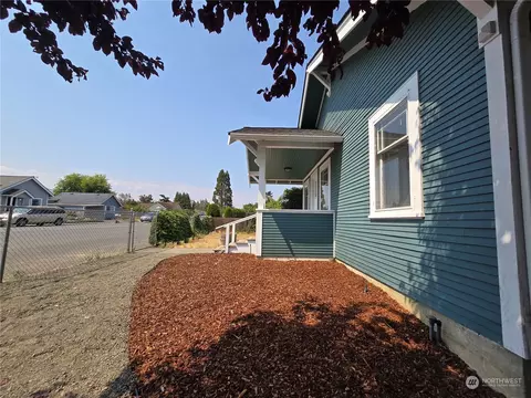 262 W Spruce St, Sequim, WA 98382 photo 5