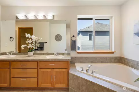 Bath - 123 195th Pl SW, Bothell, WA 98012 photo 2 of 5