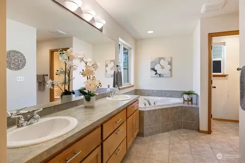 Bath - 123 195th Pl SW, Bothell, WA 98012 photo 3 of 5
