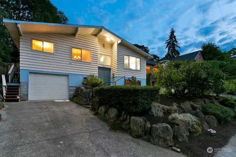 811 W Barrett St, Seattle, WA 98119