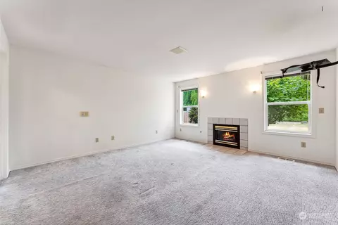 Living - 1516 Rainier St, Sumner, WA 98390 photo 4 of 6