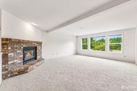 Living - 1516 Rainier St, Sumner, WA 98390 photo 2 of 6