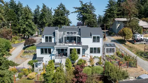 411 5th St, Anacortes, WA 98221