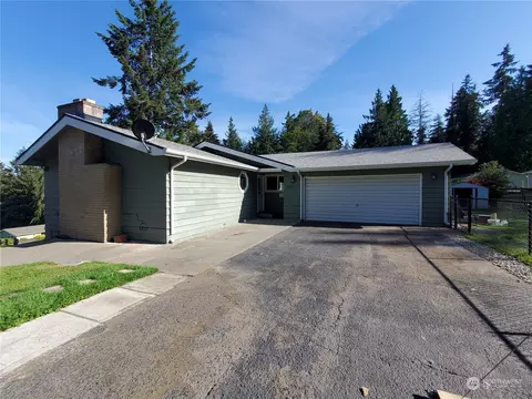 4055 NE Canoe Trl, Bremerton, WA 98311