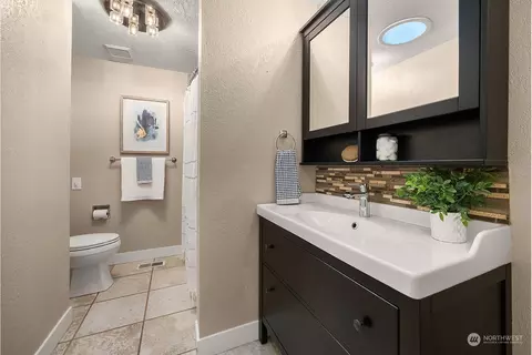 Bath - 216 215th St SE, Bothell, WA 98021 photo 2 of 3