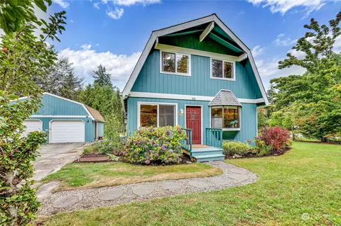 891 Park Ave NE, Bainbridge Island, WA 98110