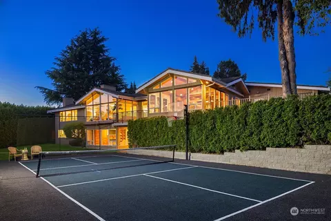 8637 NE 17th St, Clyde Hill, WA 98004