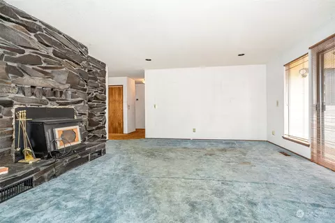 Living - 794 Nevil, Winlock, WA 98596 photo 2 of 7