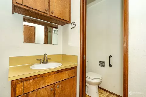 Bath - 794 Nevil, Winlock, WA 98596 photo 3 of 4
