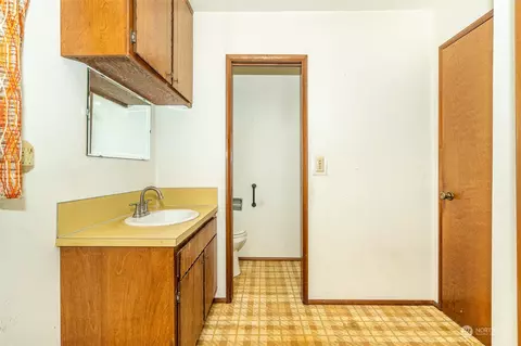 Bath - 794 Nevil, Winlock, WA 98596 photo 2 of 4