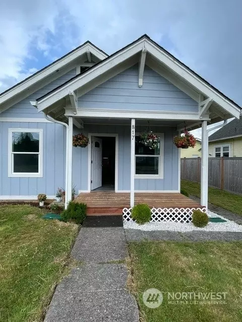 817 4th St, Cosmopolis, WA 98537