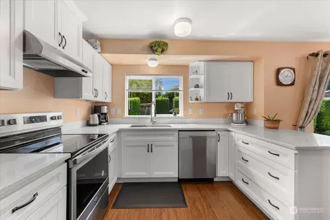 Kitchen - 1318 E Casino Rd, Everett, WA 98203 photo 3 of 3