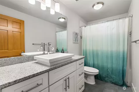 Bath - 2306 95th Pl SE, Everett, WA 98208 photo 2 of 3