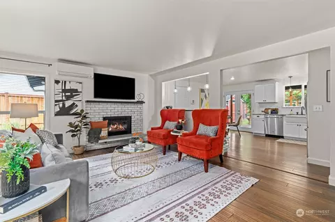 Living - 119 E Jonathan Rd, Bothell, WA 98012 photo 1 of 4