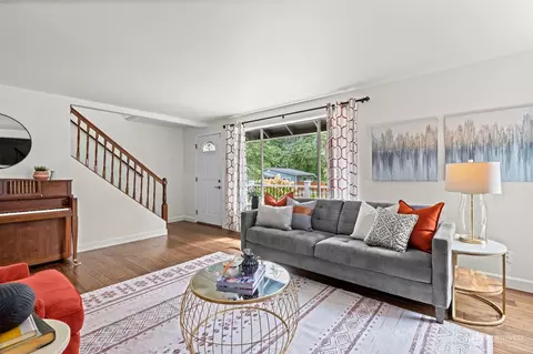 Living - 119 E Jonathan Rd, Bothell, WA 98012 photo 3 of 4