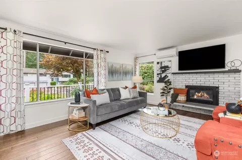 Living - 119 E Jonathan Rd, Bothell, WA 98012 photo 2 of 4