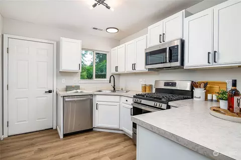 Kitchen - 9514 16th Dr W, Everett, WA 98204 photo 3 of 4