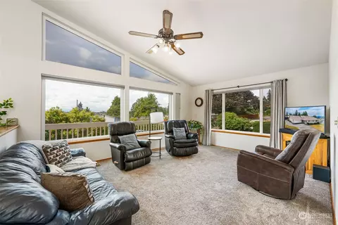 Living - 1533 E 33rd St, Bremerton, WA 98310 photo 1 of 2