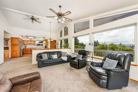 Living - 1533 E 33rd St, Bremerton, WA 98310 photo 2 of 2