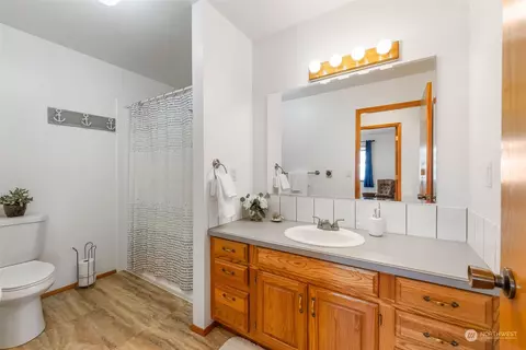 Bath - 1533 E 33rd St, Bremerton, WA 98310 photo 2 of 2