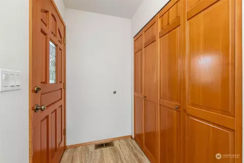 Entry Way - 1533 E 33rd St, Bremerton, WA 98310 photo 1 of 1
