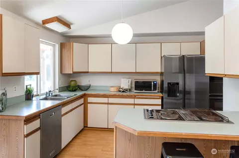 Kitchen - 7610 E Street St E, Tacoma, WA 98404 photo 1 of 2
