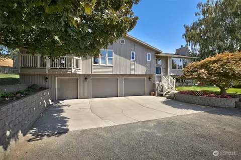 2705 Macias Ln, Yakima, WA 98901