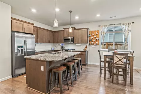 Kitchen - 1925 Schneiter Dr, Longview, WA 98632 photo 1 of 3
