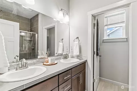 Bath - 1925 Schneiter Dr, Longview, WA 98632 photo 2 of 3
