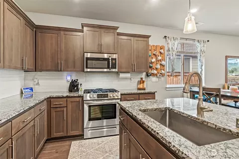 Kitchen - 1925 Schneiter Dr, Longview, WA 98632 photo 2 of 3