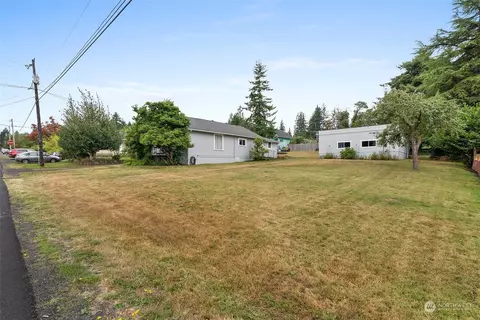 742 Barnhart St, Raymond, WA 98577