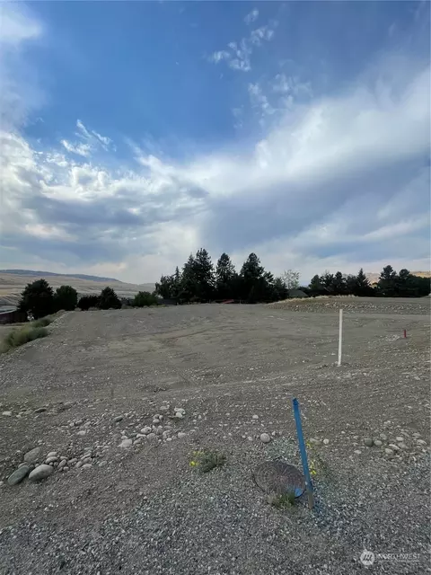14 Parks Dr, Okanogan, WA 98840