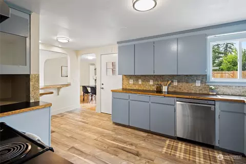 Kitchen - 11120 3rd Ave SE, Everett, WA 98208 photo 3 of 3