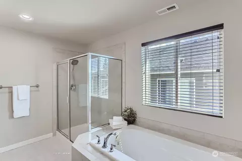 Bath - 9307 5th Dr SE, Everett, WA 98208 photo 3 of 4
