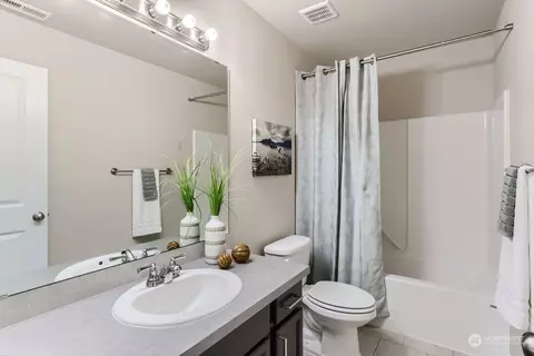Bath - 9307 5th Dr SE, Everett, WA 98208 photo 4 of 4
